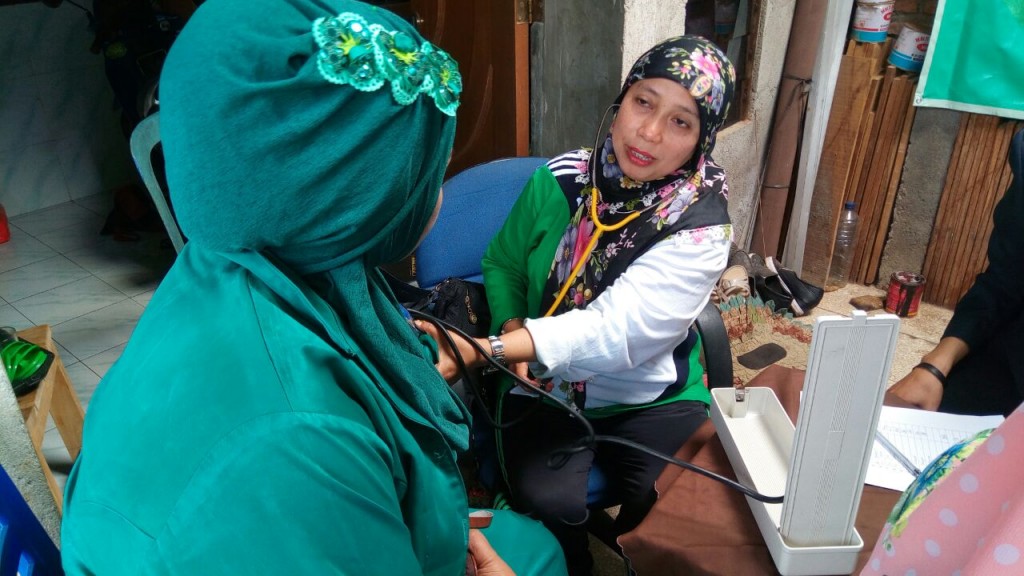 Ibu Kaprodi DIV Teknik Radiologi Memeriksa Tekanan Darah peserta pengabmas