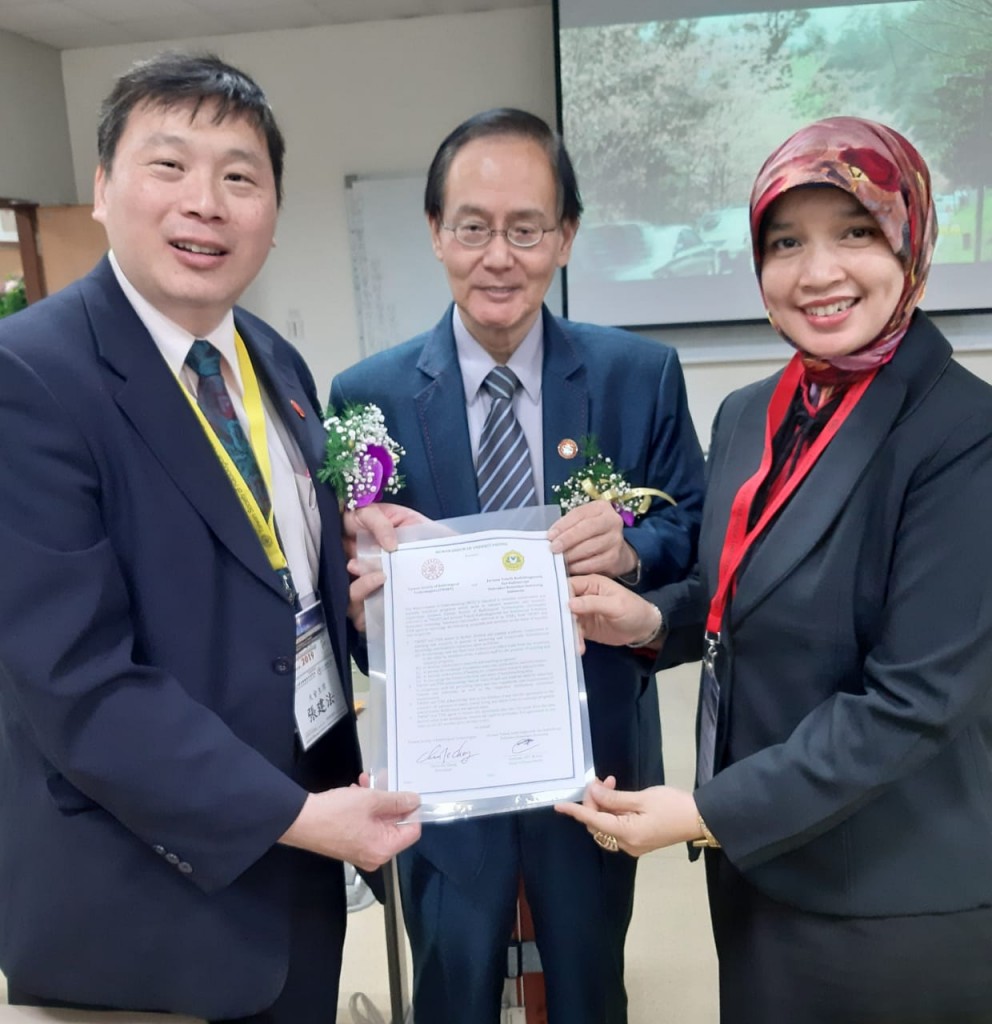 Ibu Fatimah bersama Mr. Chien-Fa Chang /Presiden TWSRT (kiri) dan Mr. Tzyy-Jeng Soong (tengah) perwakilan Kementerian LN Taiwan