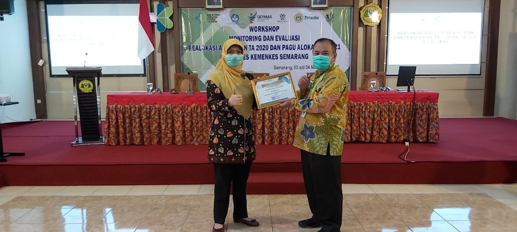Ibu Fatimah menerima Piagam Bapeten Award dari Bapak Direktur Polkesmar